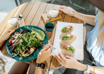 Mindful Eating: Cultivating a Healthy Relationship with Food