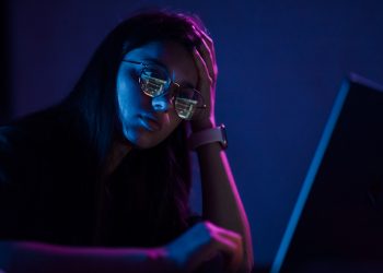 Blue Light and Eye Health: Protecting Yourself in the Digital Age